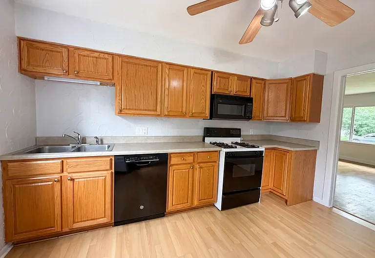 1 Winsted Pl — Photo 4