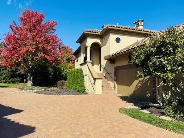 3210 W 137th St, Leawood, KS 66211