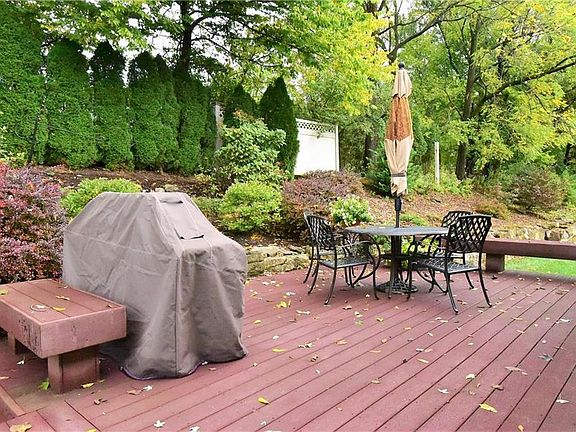2nd image of 1529 Hedgerow Ct