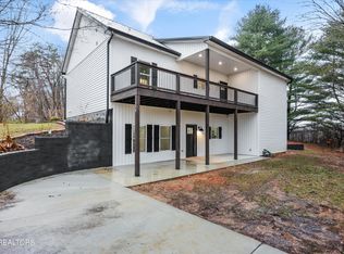 136 Log Ln, Jacksboro, TN 37757