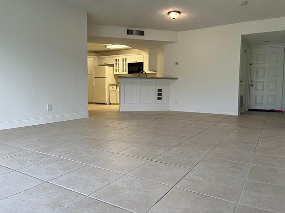 5th image of 9033 Wiles Rd APT 101
