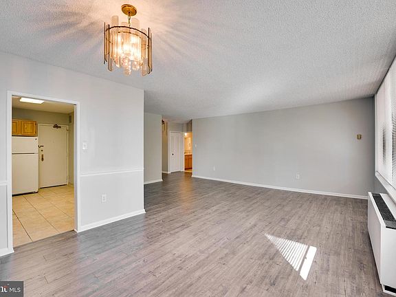 4th image of 3701 S George Mason Dr Unit 216N
