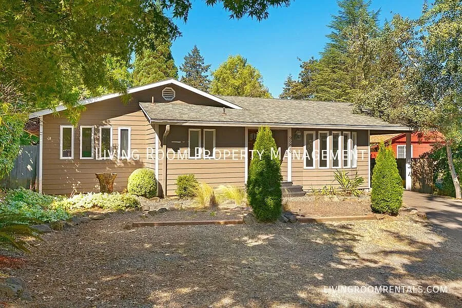 Mid-Century Gem in Portland's SW Collins View Neighborhood — Photo 2