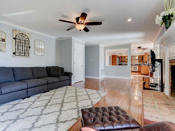 3rd image of 721 Lago Cir
