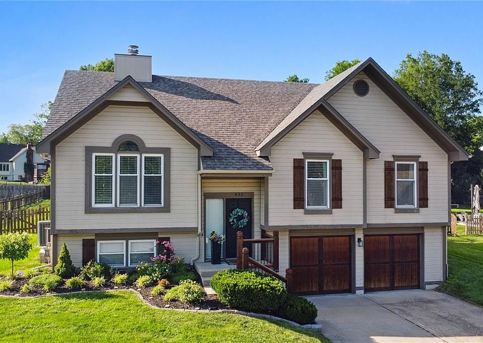 1st image of 432 NE Victoria Dr