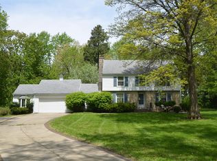 16 Sunset Rd, Bloomington, IL 61701