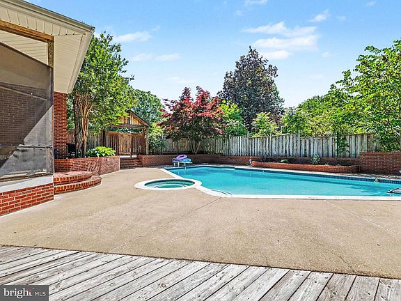 5th image of 301 Greenwood Dr