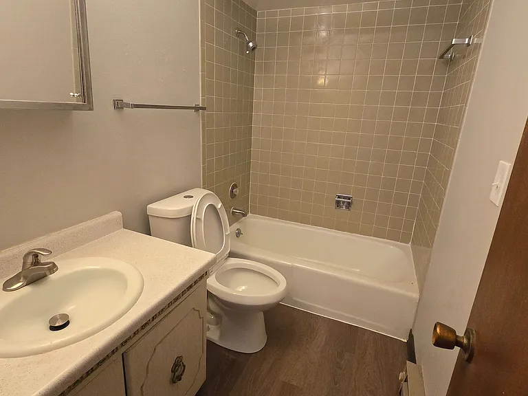 Wesleyan Apartments — Photo 15