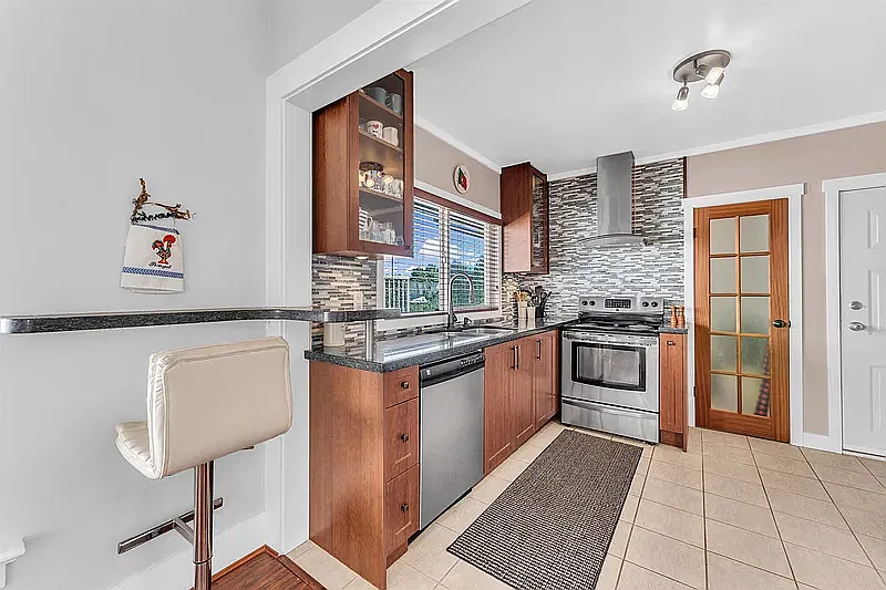 Beautifully maintained home in the vibrant East Vancouver neighbourhood. — Photo 3