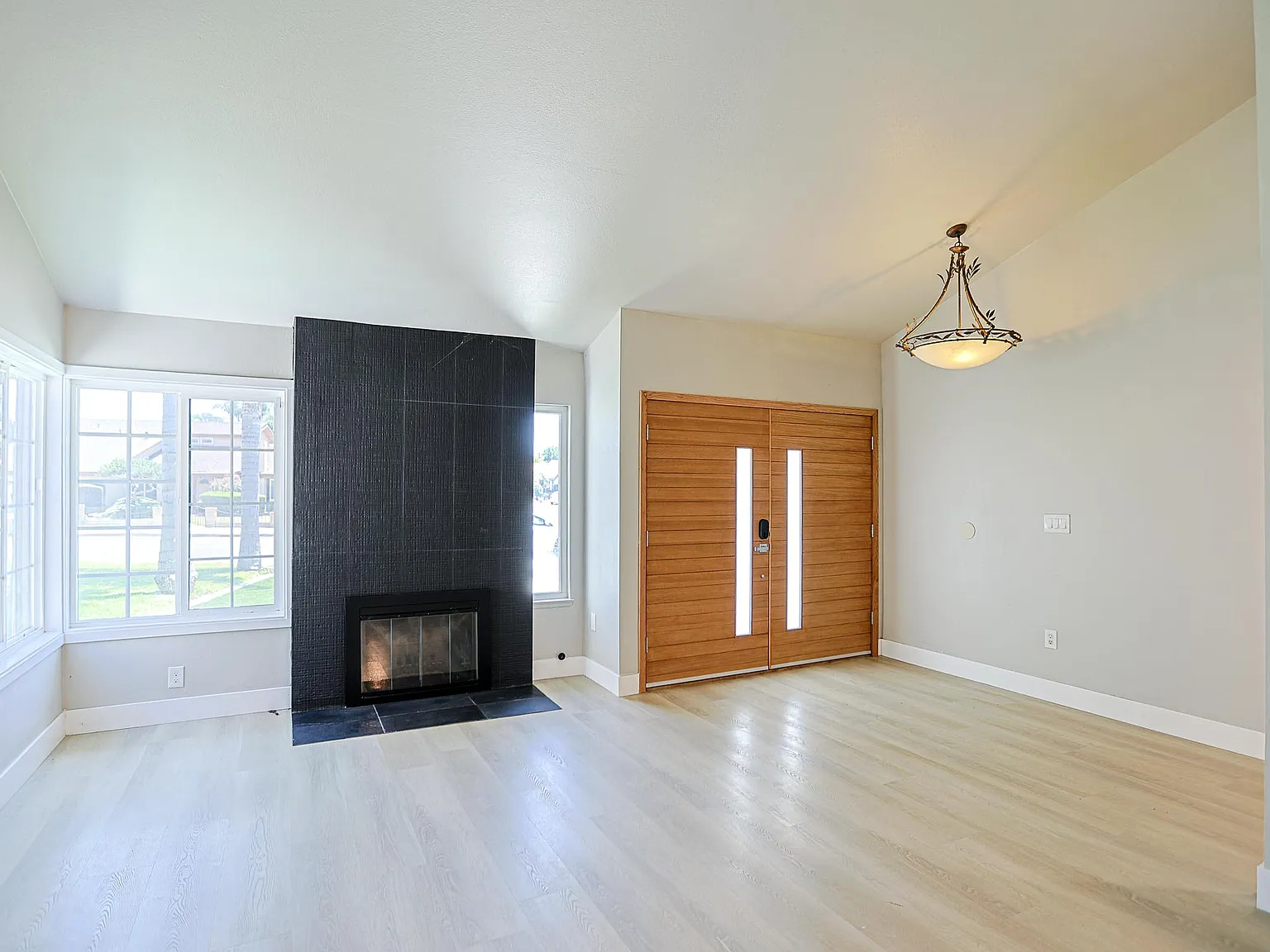 4 bed, 2573 sqft, $8,800 — Photo 4