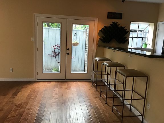 DR, Custom bar stools