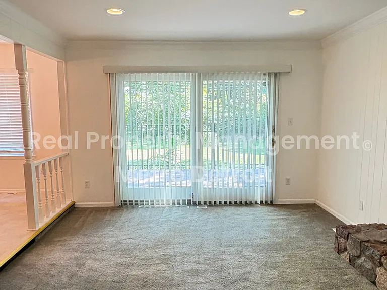3028 Caswell Dr — Photo 13