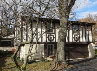 12 Muirwood Dr, Glen Ellyn, IL 60137