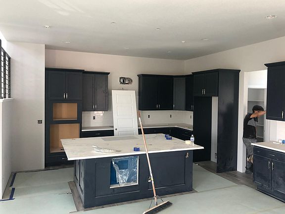 Large Kitchen w/ Pantry