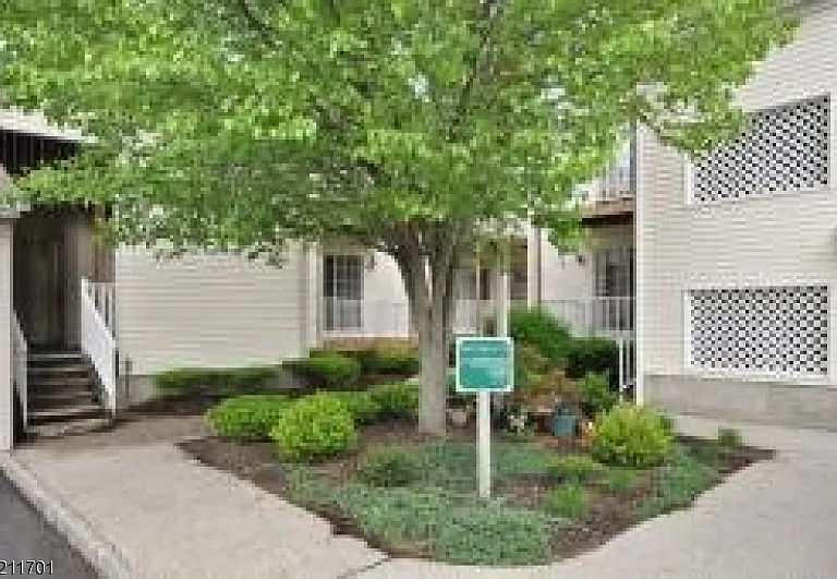 272 Potomac Dr — Photo 1