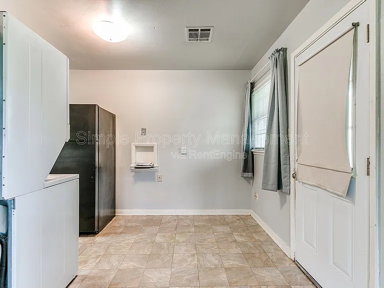 810 N Marshall Dr — Photo 5
