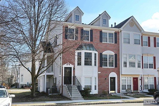 2nd image of 1184 Sycamore Ln