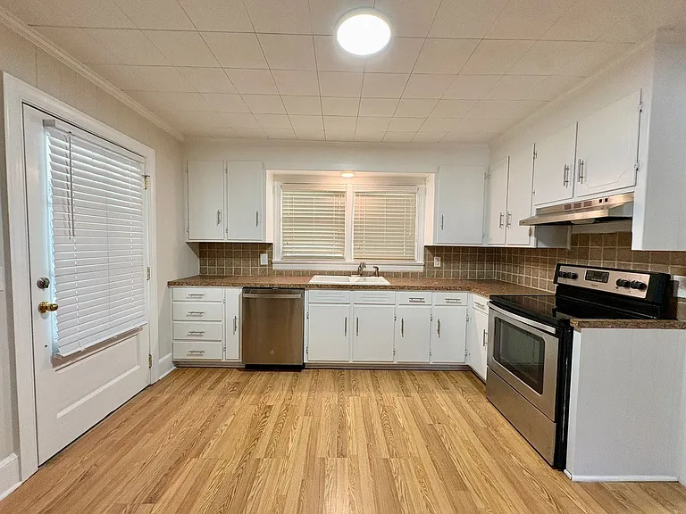 102 N Clarendon Dr — Photo 9