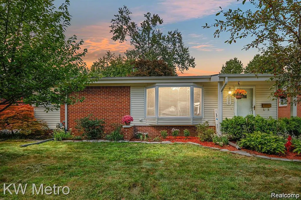 3 bed, 1.5 bath, 2320 sqft, $2,400 — Photo 2