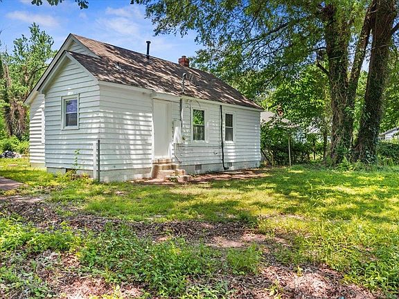 3rd image of 1074 E Walthal Cir