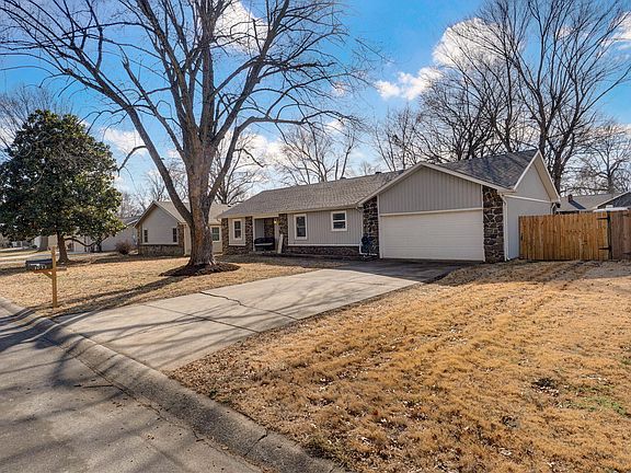 3rd image of 1052 E Oak Tree Lane