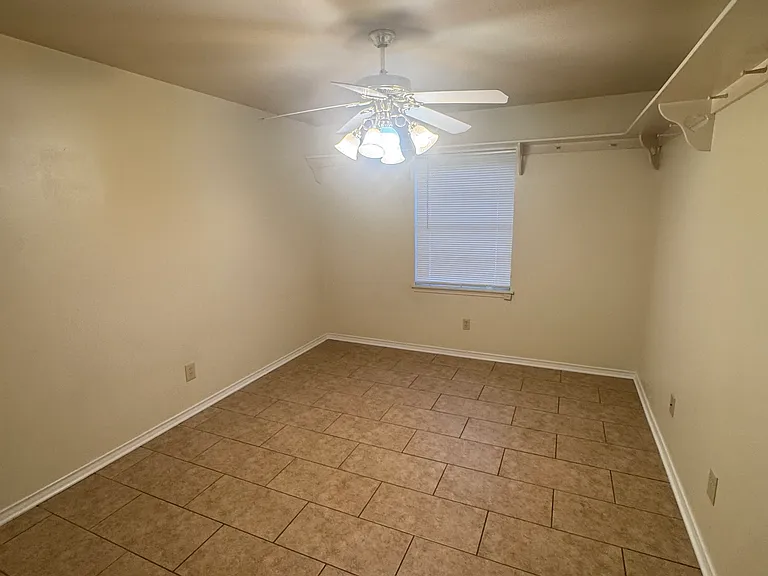 2121 Woodhaven Dr — Photo 6