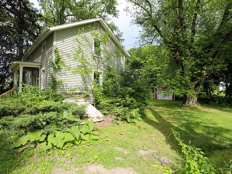 7598 N Broadway — Photo 3