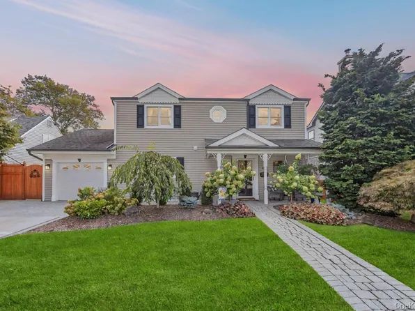 47 Choir Lane, Westbury, NY 11590