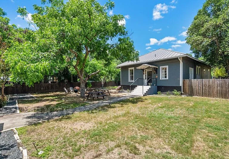 1017 W Hopkins St — Photo 29