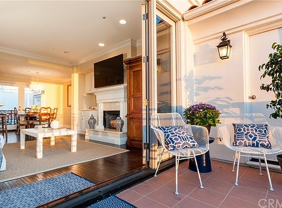 4th image of 712 Manhattan Beach Blvd