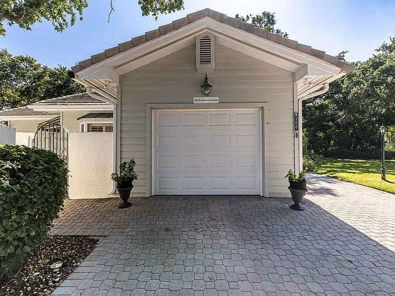 300 S Peppertree Dr — Photo 35