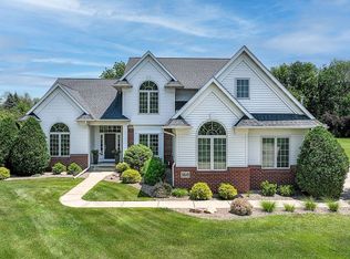 160 Tullymore Dr, Robins, IA 52328