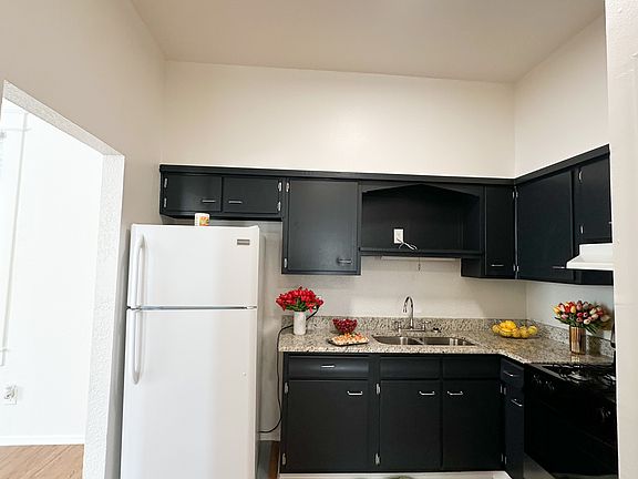 4th image of 327 E Dewey Pl