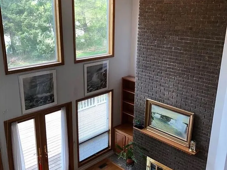 1010 Kingsway Dr — Photo 2