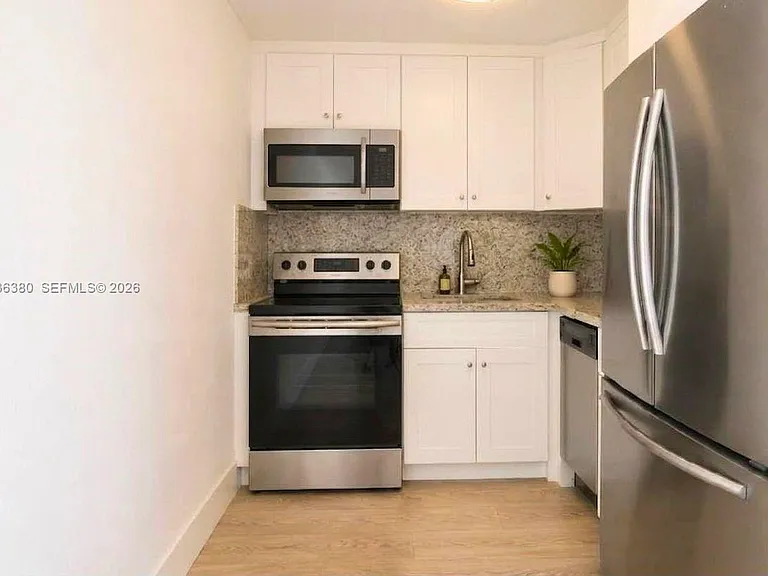 444 SW 4th St #204 — Photo 1