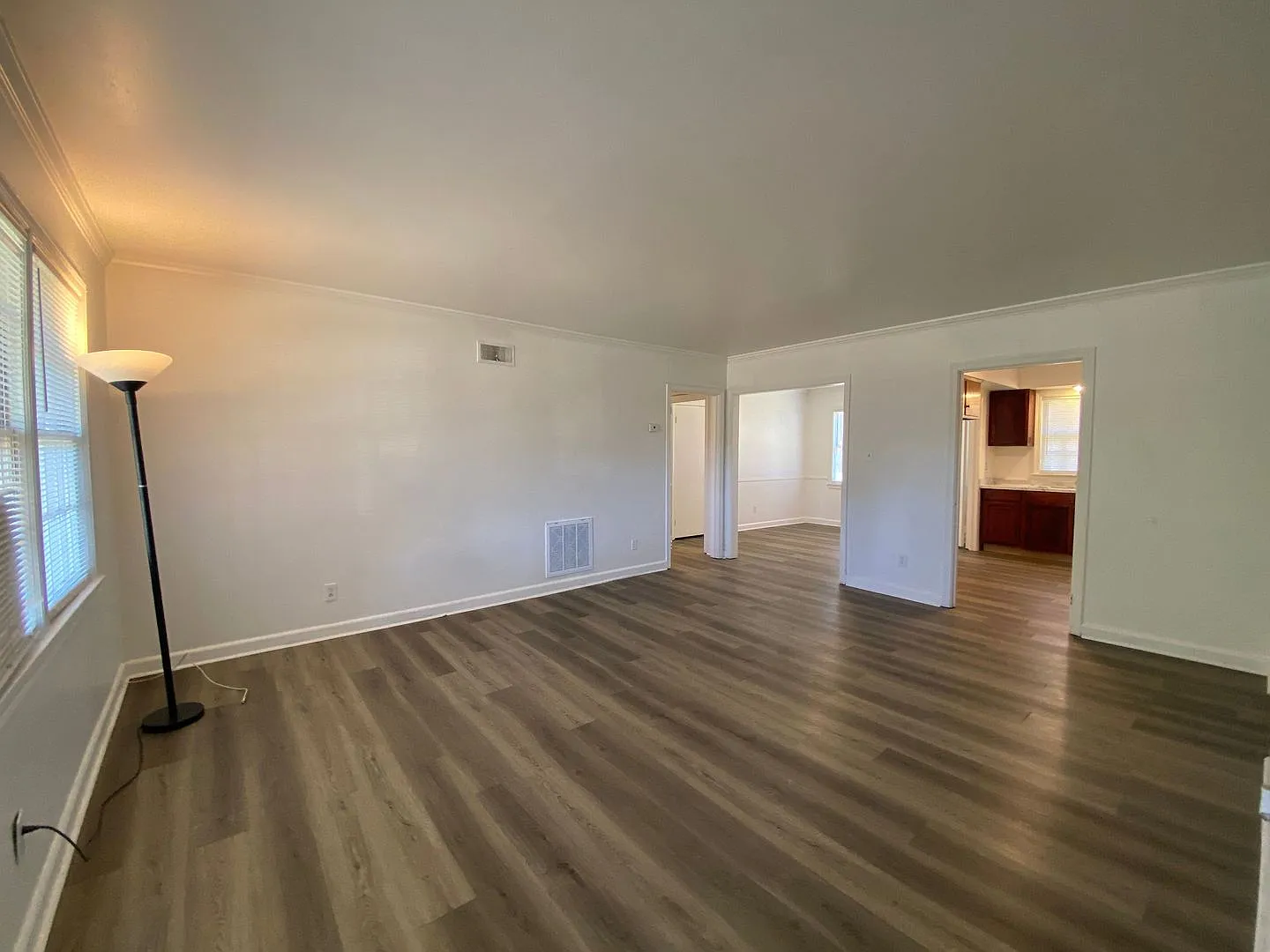 Charming 2-bedroom, 1.5-bath in Savannah, GA, Available now! — Photo 2