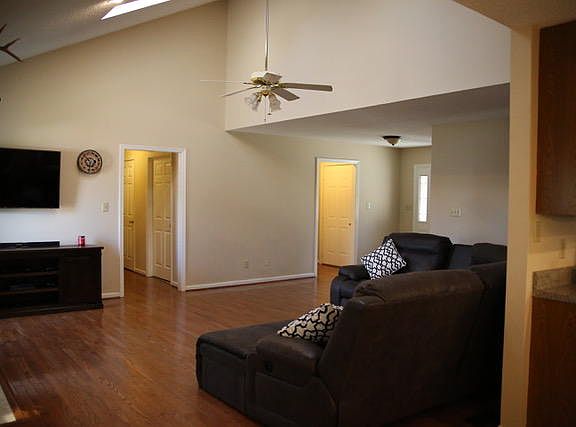 4th image of 203 Suzanne Pl