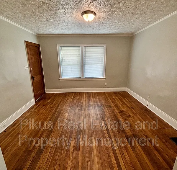 485 Crouse St — Photo 4