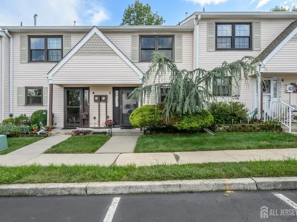 7 King Charles Ct, Englishtown, NJ 07726