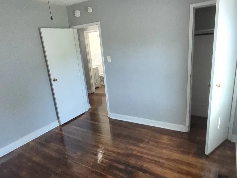 2505 Redwood Ave — Photo 6