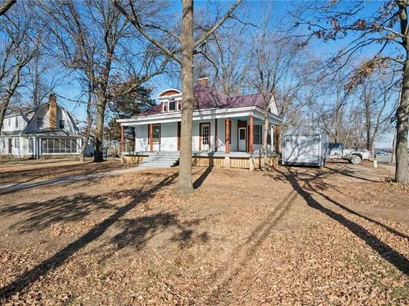 1304 E Pine St, Harrisonville, MO 64701