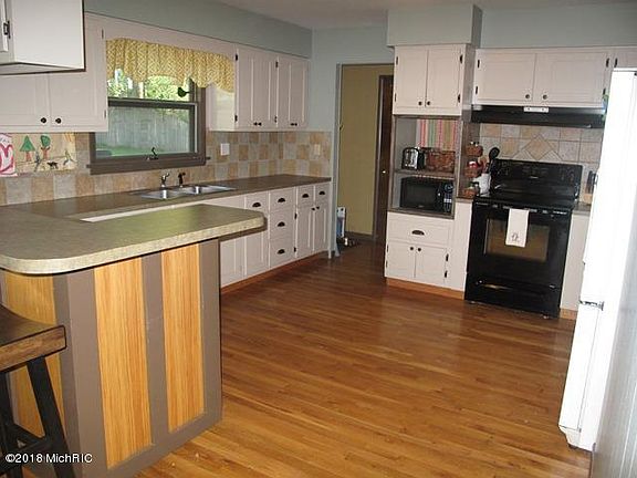 2nd image of 6762 Knollcrest St NE