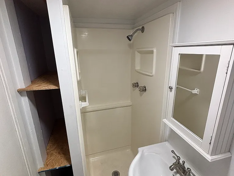 210 Appletree Ln — Photo 3