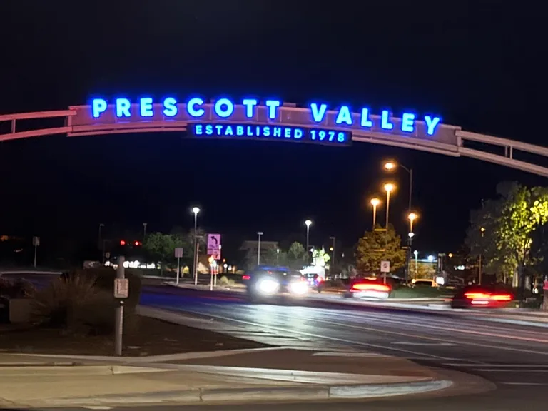 This condo is 1.5 miles from Walmart, Frys, and a plethora of restaurants, entertainment, as well as a movie theater and more!