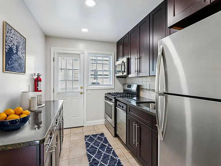 Manley Court Apartments — Photo 9