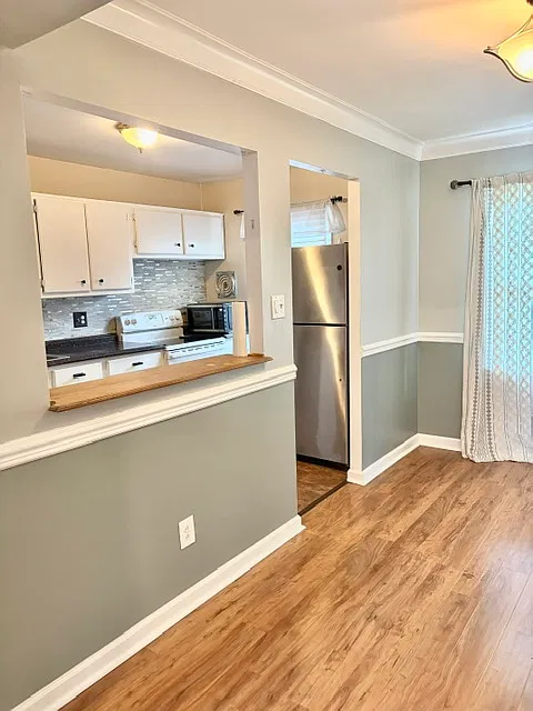 3 bed, 1.5 bath, 1056 sqft, $2,000 — Photo 2