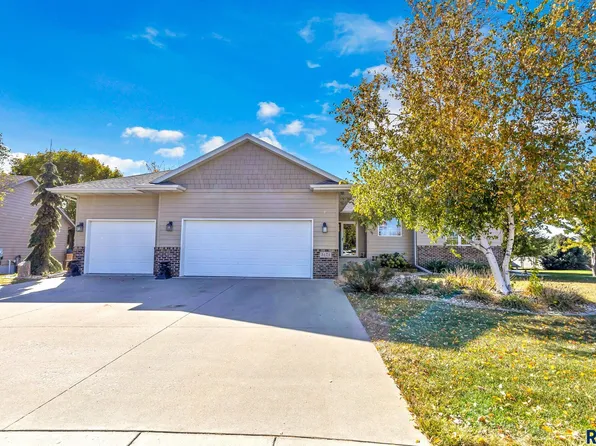 5121 S Manchester Ct, Sioux Falls, SD 57108