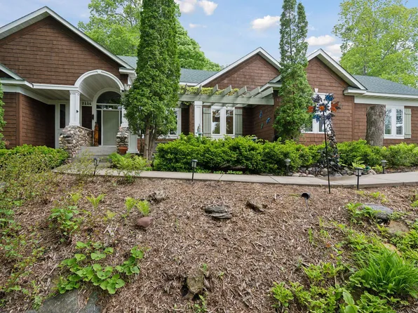 2446 Highover Trl, Chanhassen, MN 55317