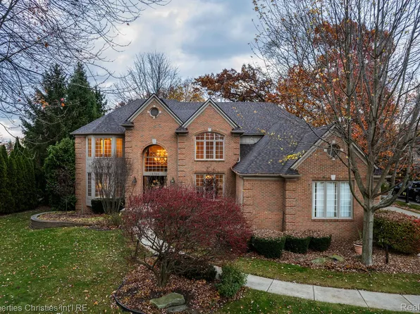 5786 Concord Ct, Troy, MI 48098