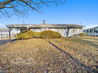 12 Pebble Ln, Levittown, PA 19054